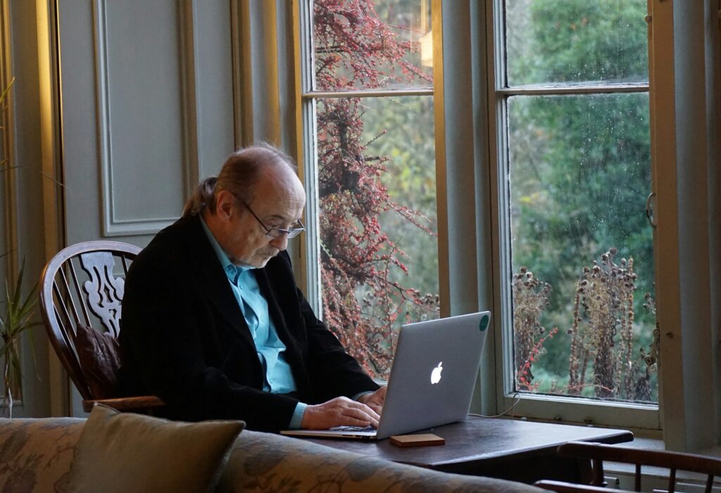 Starija osoba koristi laptop