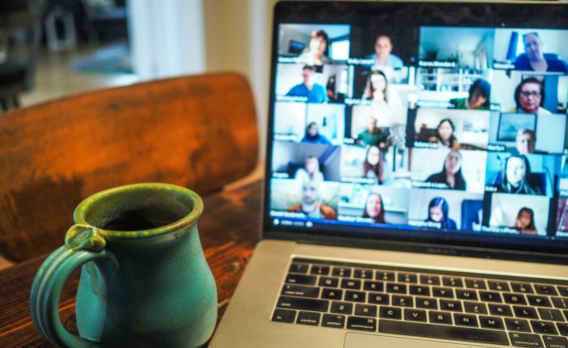 Propisi o obrazovanju na daljinu, teams sastanak na laptopu