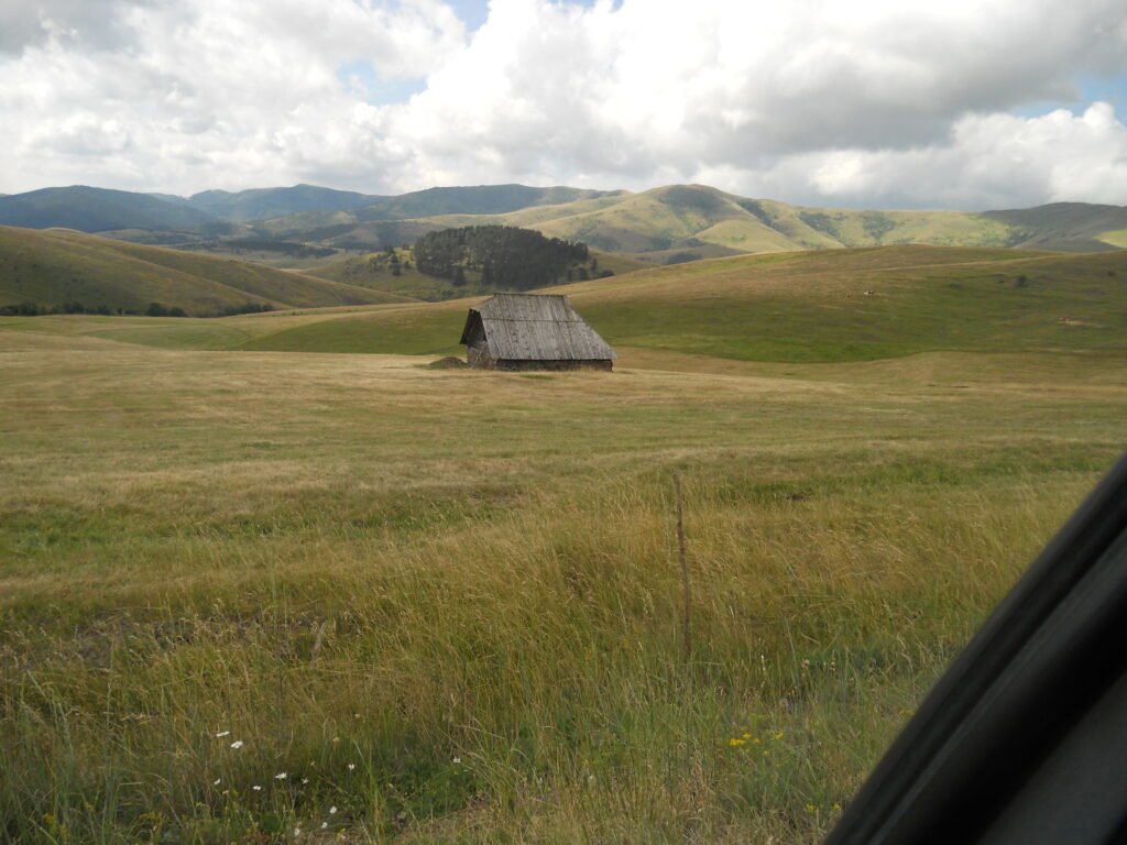 Zlatibor, kućica u sred livade, put za Sirogojno