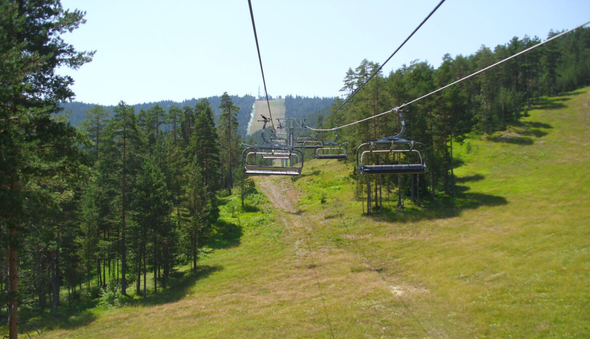 Trka na Torniku, Tornik žičara,u pozadini šuma i livada