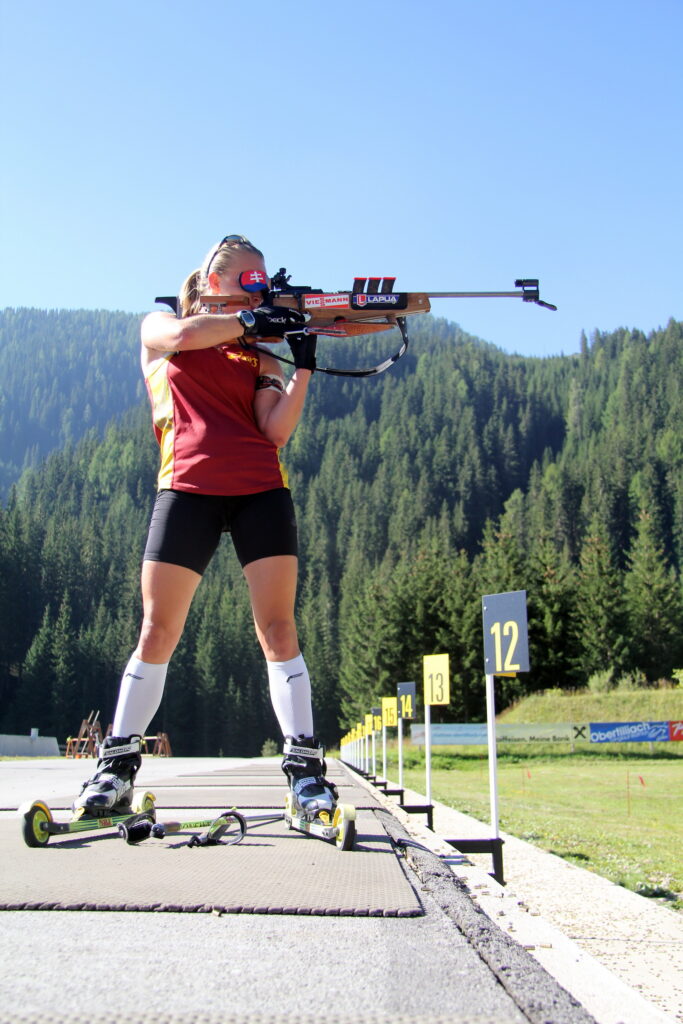 devojka puca stojeci, biatlon klub