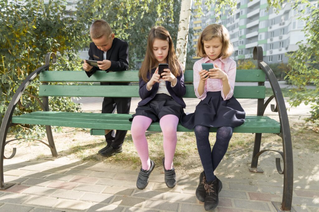 Francuski parlament predlaže zabranu društvenih mreža za decu mlađu od 15 godina 3 zabranu društvenih mreža za decu