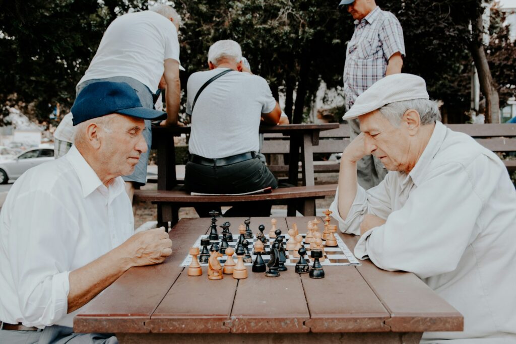 dva muškarca igraju šah, penzije u Srbiji