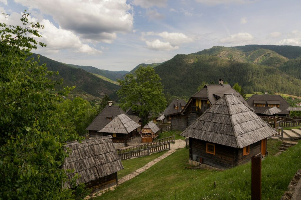 grupa kuća sa slamnatim krovovima u planinama, turizam u Srbiji