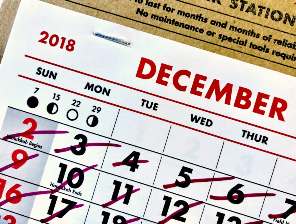 Decembarski kalendar sa precrtanim oznakama, Godišnji odmor
