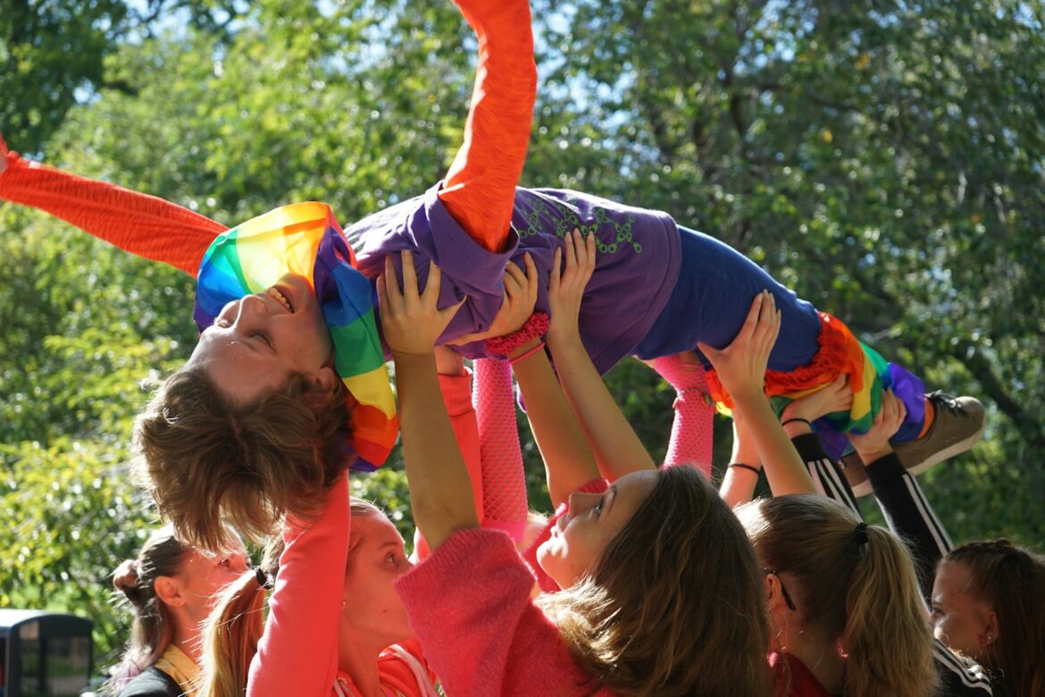 ljudi u crvenim majicama dižu ruke, Dečija nedelja