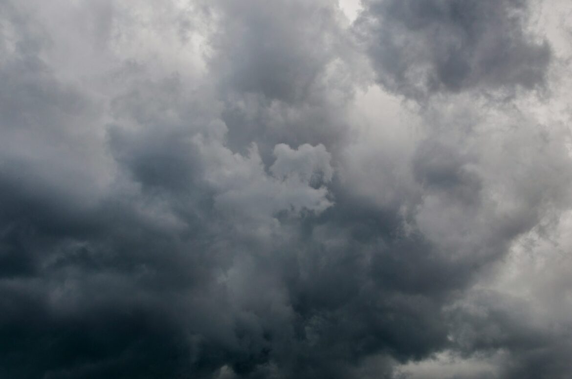 avion leti po oblačnom nebu, Vremenske Prilike