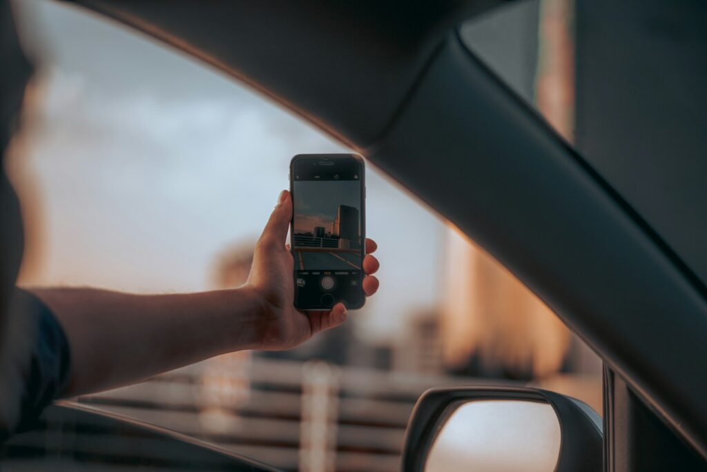 osoba pravi selfi dok vozi