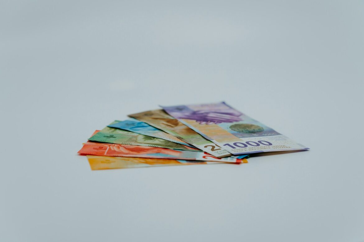 gomila novčanica na beloj površini, Notarske Tarife