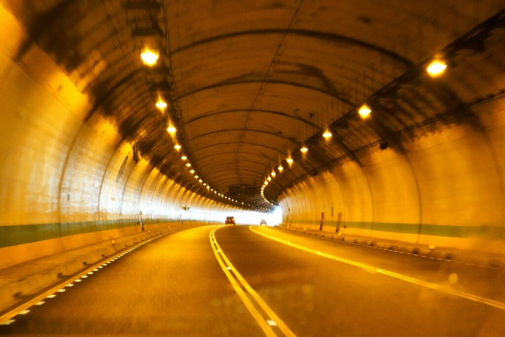 automobil koji se vozi kroz tunel sa upaljenim svetlima, tuneli Laz i Munjino brdo