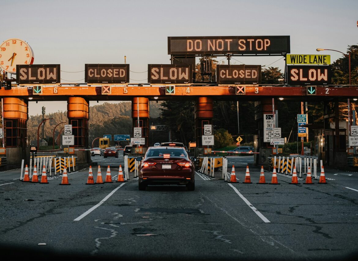 automobili na putu tokom dana, graničnim prelazima