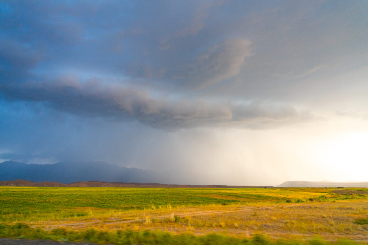 Dramatic sky over a vast green plain Vremenske prilike