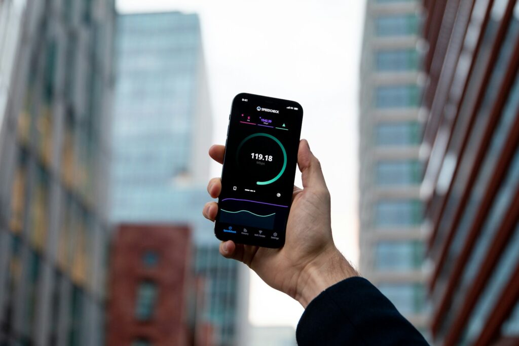 osoba koja drži mobilni telefon u ruci
