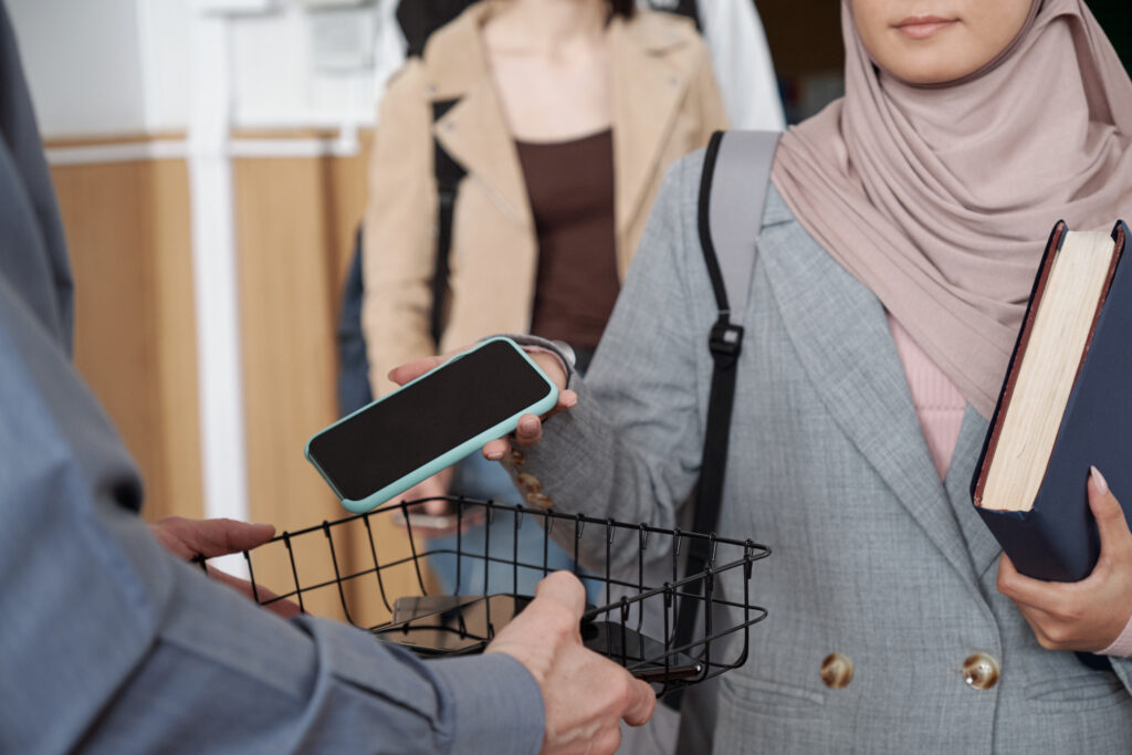 Zabrana mobilnih telefona u školama: Kako digitalna zavisnost utiče na obrazovanje i socijalni razvoj učenika 2 Zabrana mobilnih telefona