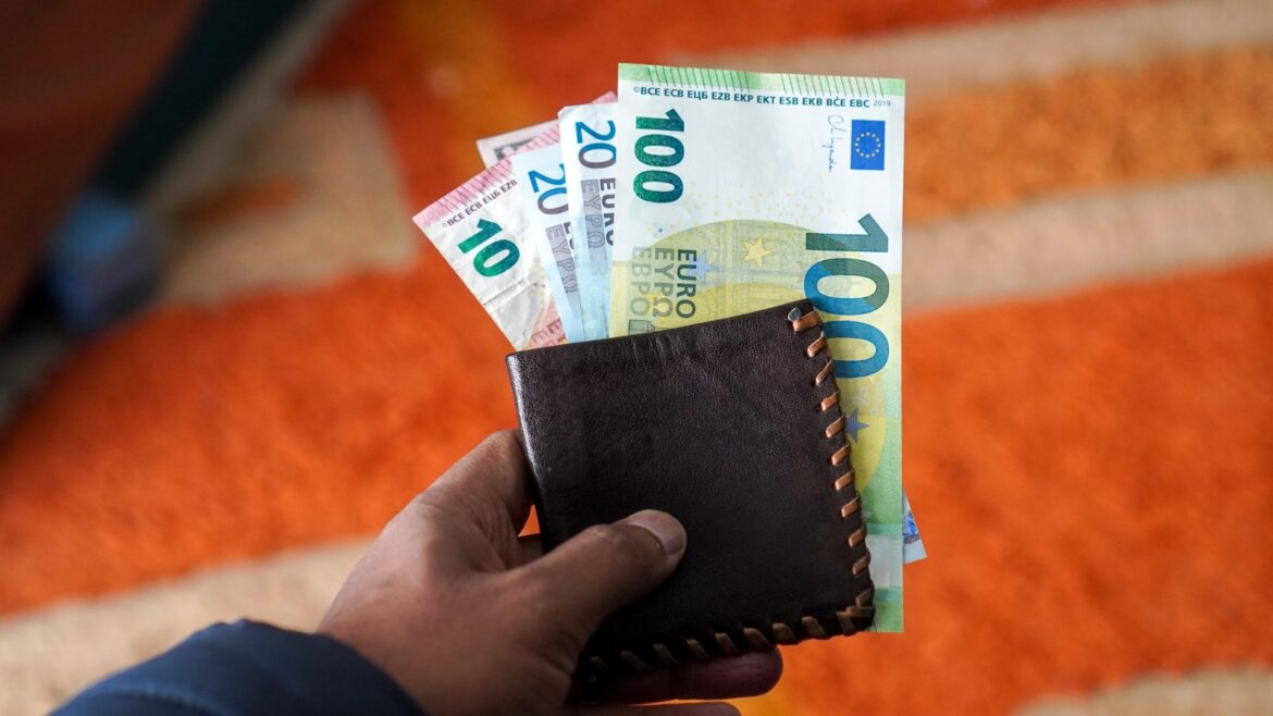 osoba koja drži novčanik pun novca, Povećanje plata
