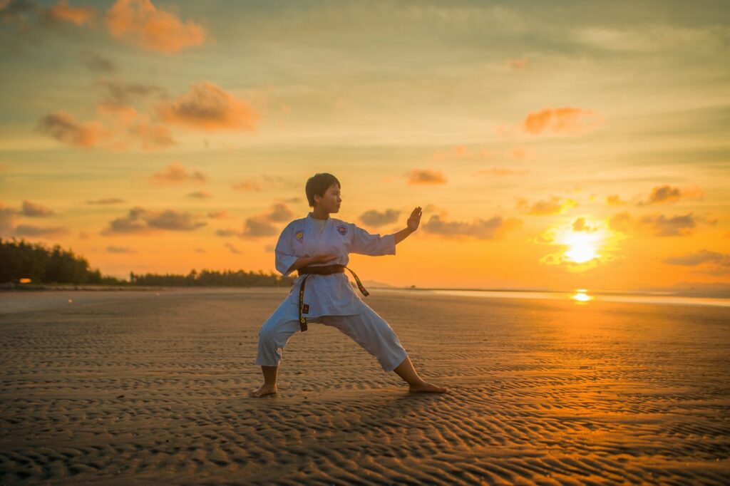 Dečak radi karate rutine tokom zlatnog sata