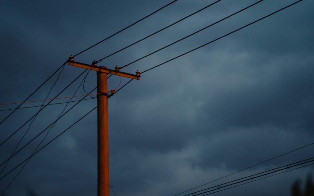 pogled na dalekovode pod tamnim nebom, cena elektricne energije