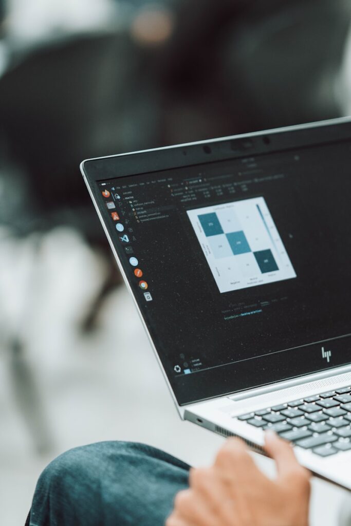 Laptop prikazuje analizu podataka na svom ekranu, obrazovni sistem