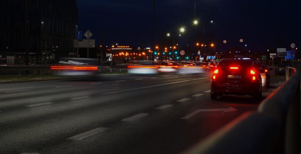 automobil koji vozi ulicom noću