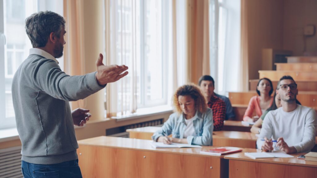 Profesor drži predavanje studentima u predavaonici.