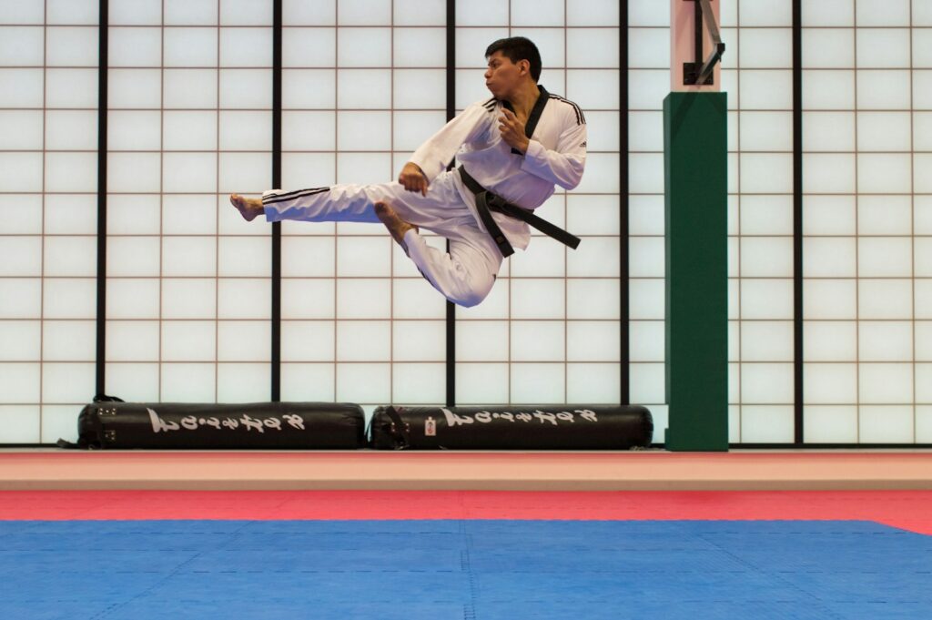 Čovek izvodi karate vratolomije u teretani