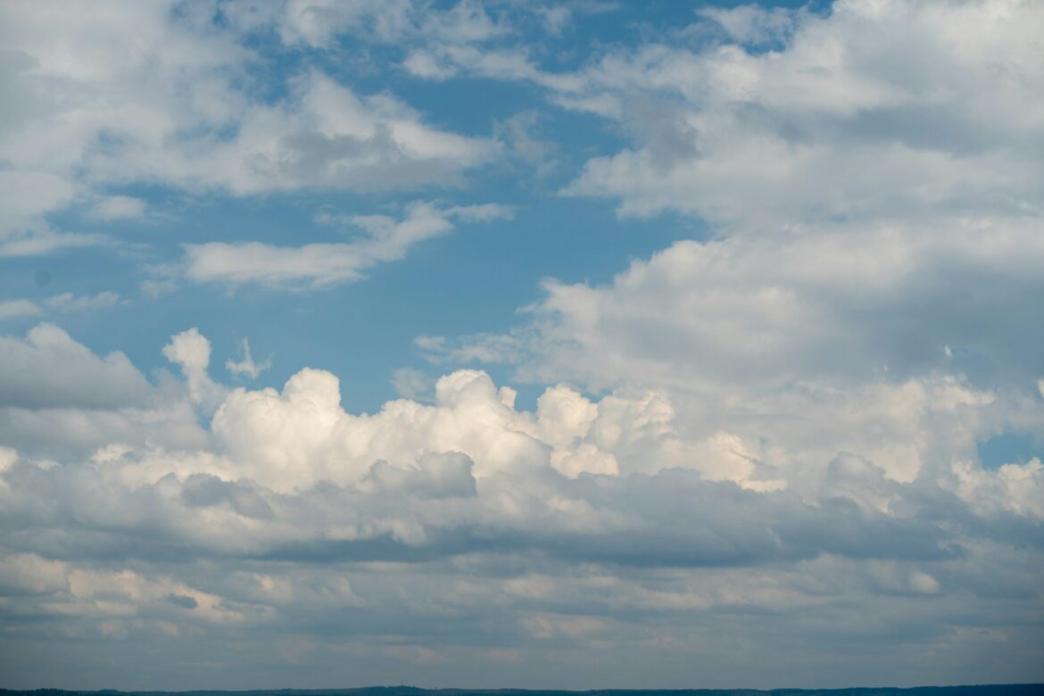 Pahuljasti beli oblaci lebde preko plavog neba, Vremenske prilike