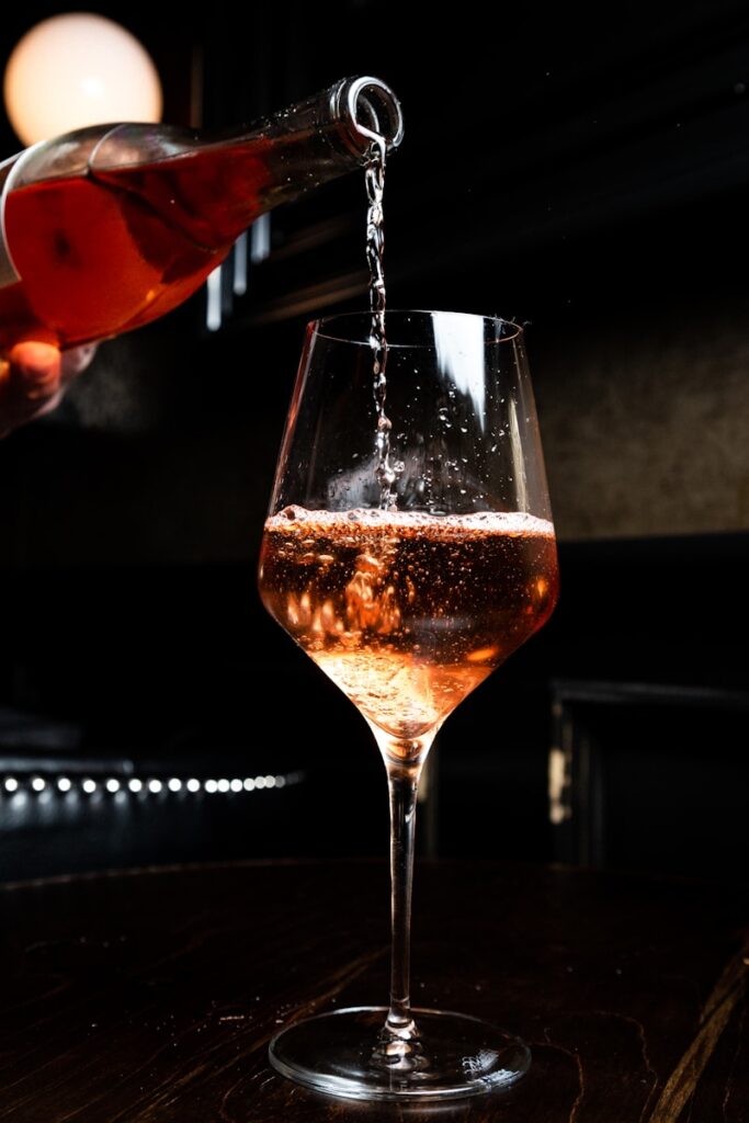 alkohol se sipa u čašu za vino
