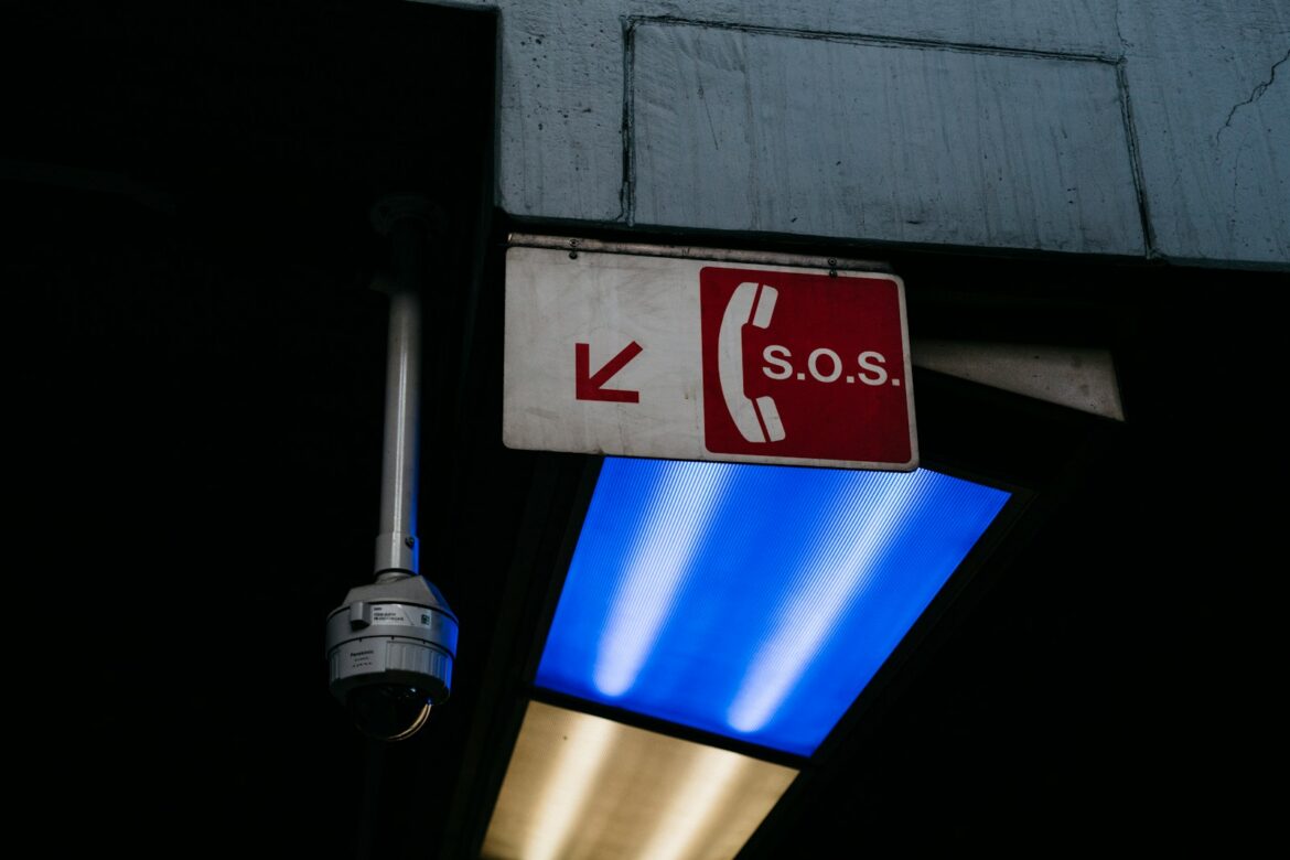 SOS signalizacija blizu bezbednosne kamere u kupoli, Bezbednosni izazovi