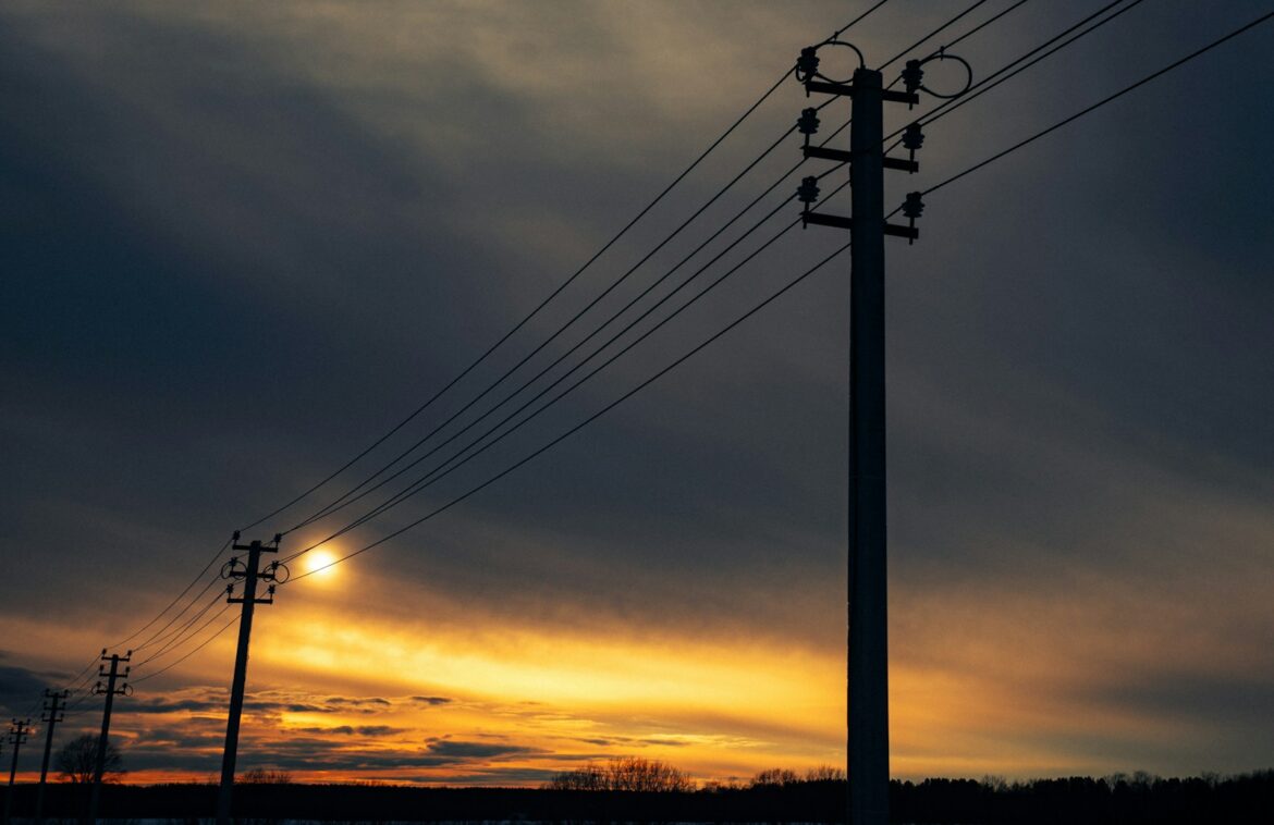 Sunce zalazi iza dalekovoda i telefonskih stubova, poskupljenje električne energije