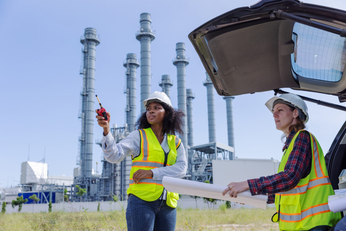 two-engineers-in-safety-vests-and-helmets-work-nea-2025-10-08-07-39-49-utc Energetska sigurnost
