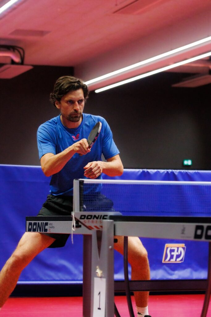 čovek igra ping-pong