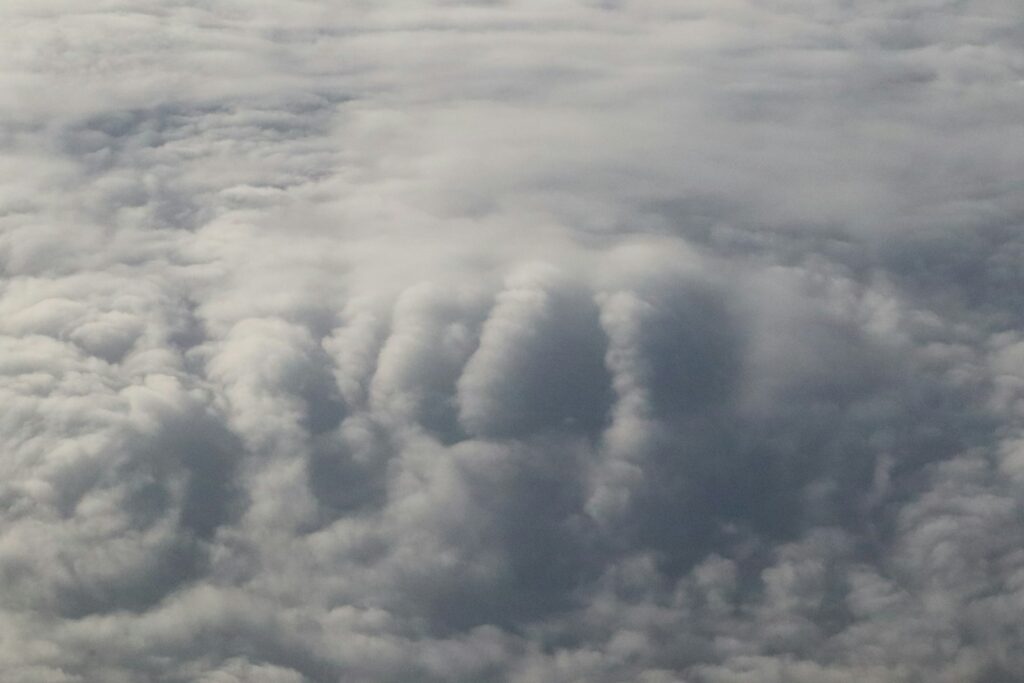 Oblaci Undulatus asperatus viđeni odozgo,Vremenske prilike 