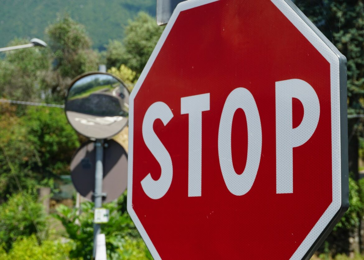 crveni znak stop pored ulične semafore, Saobraćajna obustava