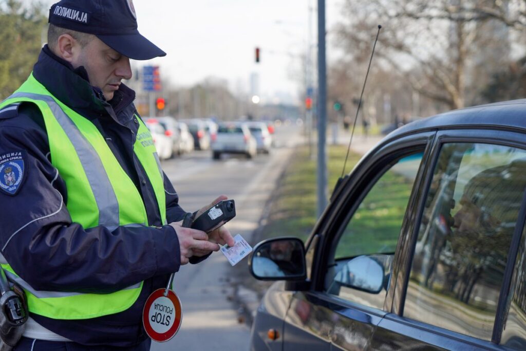 Saobraćajna policija pojačava kontrolu autobusa i teretnih vozila - Bezbednost dece u fokusu 3 Saobraćajna policija