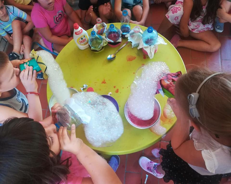 Vršnjački pozorišni spektakl u Vrtiću Poletarac: Kako zajedničko stvaralaštvo obogaćuje dečji razvoj 2 Vršnjački pozorišni spektakl u Vrtiću Poletarac