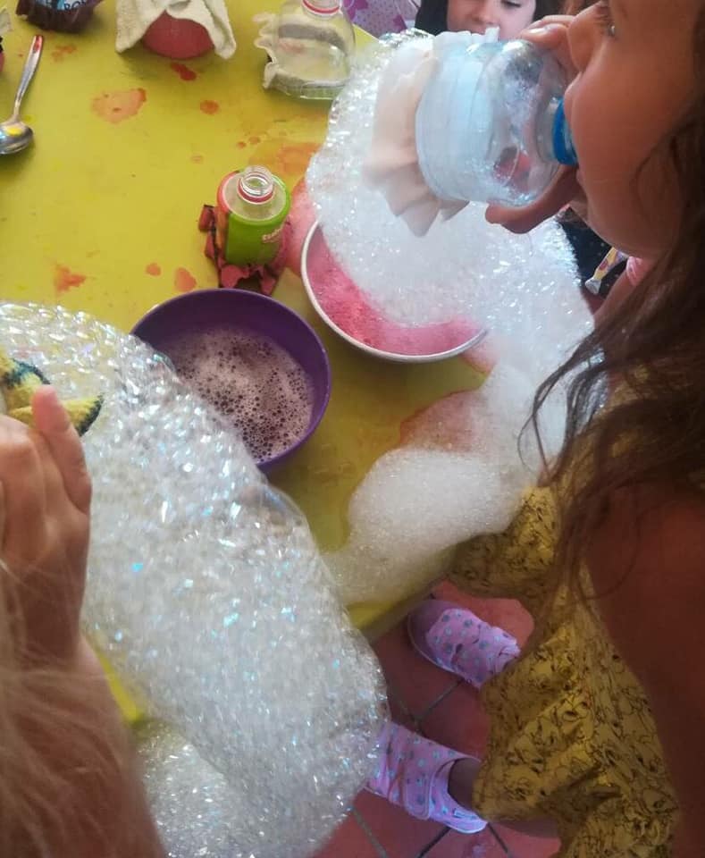 Vršnjački pozorišni spektakl u Vrtiću Poletarac: Kako zajedničko stvaralaštvo obogaćuje dečji razvoj 4 Vršnjački pozorišni spektakl u Vrtiću Poletarac