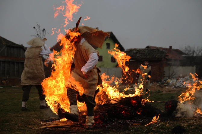 Božićne poklade: Duboka simbolika srpskih tradicija i verskih običaja 3 Božićne poklade