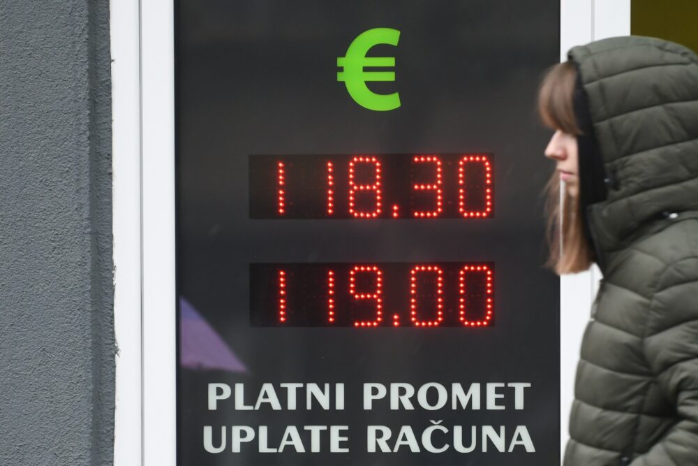 Menjačko tržište Srbije u fazi potpune normalizacije: Šta to znači za građane i privredu? 2 devojka prolazi pored menjacnice