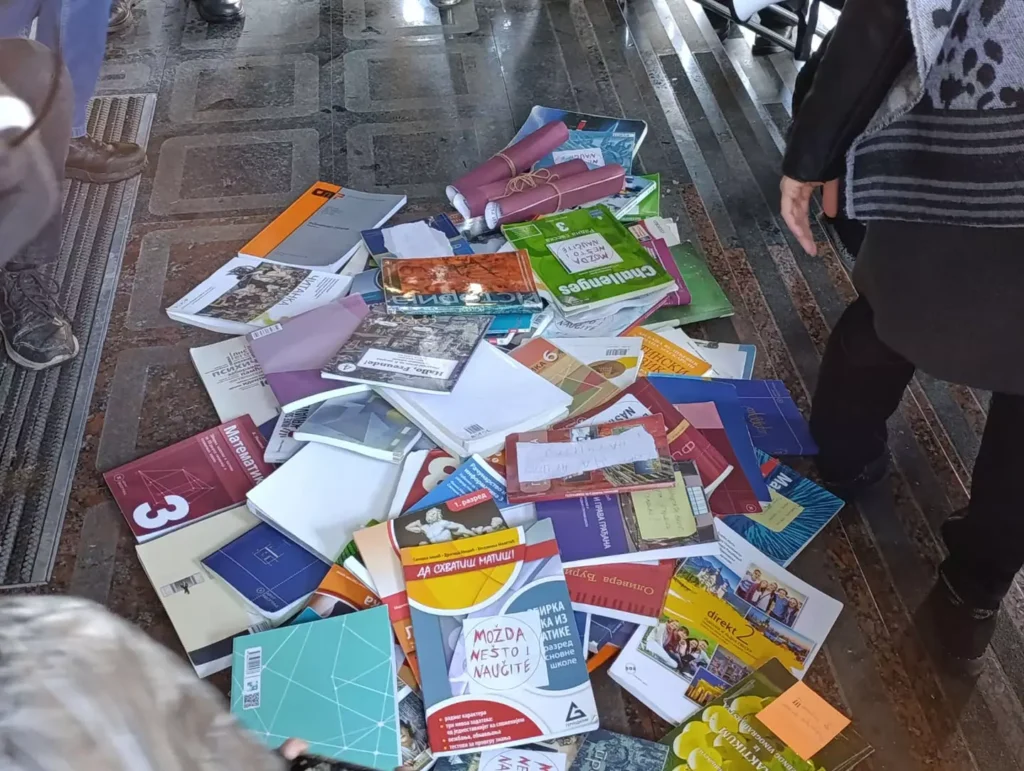 Država odustala od nacionalnih udžbenika: Šta znači nova odluka za srpsko školstvo? 2 Država odustala od nacionalnih udžbenika
U jednom tihom, ali izuzetno značajnom potezu, Vlada Republike Srbije je kroz amandmane na Predlog izmena Zakona o udžbenicima izvršila korenitu promenu u odnosu na prvobitno najavljenu reformu. Dok je javnost, pa čak i većina poslanika, verovala da će se uvesti nacionalni udžbenici za čitav niz predmeta, tek naknadna analiza teksta zakona otkrila je da je država zapravo odustala od tog plana. Ova odluka, koja je protekla nezapaženo tokom skupštinske rasprave, predstavlja prekretnicu u srpskom obrazovanju i otvara dijalog o tome ko i kako oblikuje znanje naših najmlađih građana.