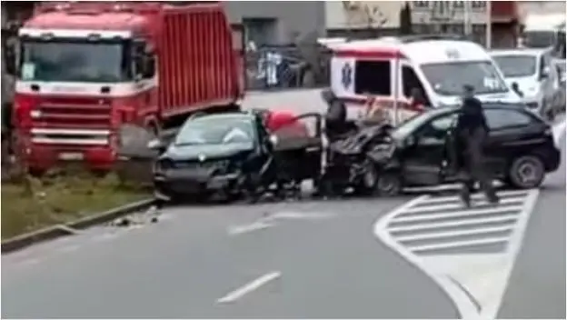 Žestok sudar dva vozila u Sevojnu: Analiza uzroka, posledica i bezbednosti na putevima 2 Žestok sudar dva vozila u Sevojnu