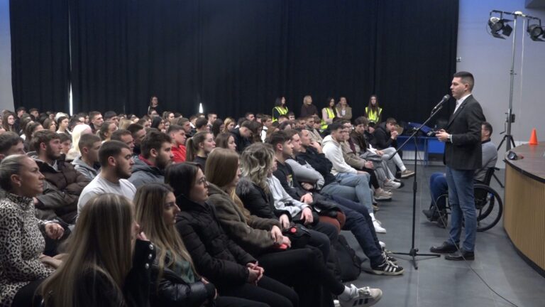 Na maturu bez automobila: Kako tribina u Užicu spasava živote mladih 2 Na maturu bez automobila