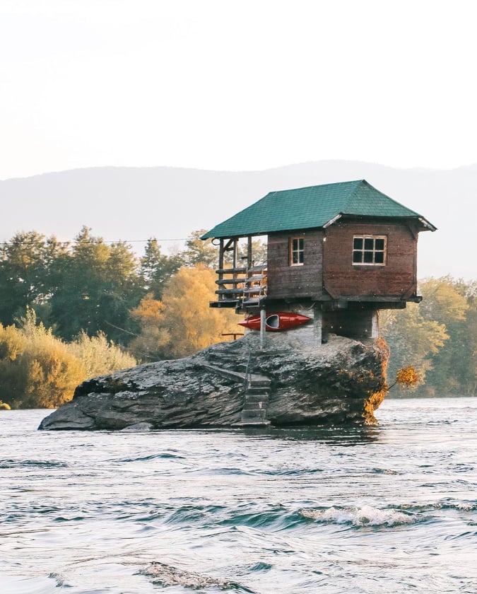 Nacionalni park Tara i kućica na Drini: Simbol upornosti i lepote Bajine Bašte 2 Nacionalni park Tara i kućica na Drini