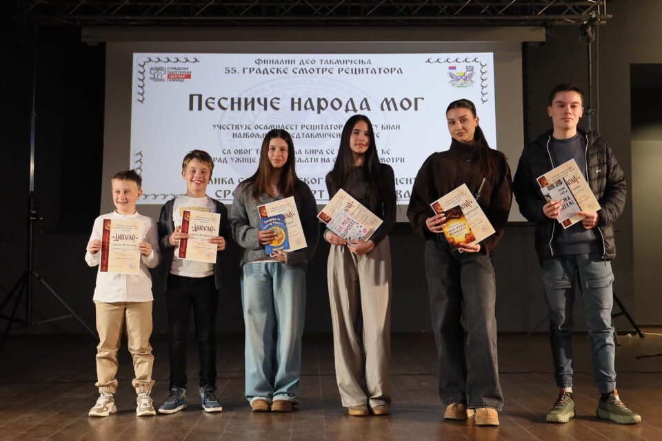 Šest najbolje plasiranih recitatora nastupa na Okružnoj smotri u Kosjeriću: Detaljna analiza takmičenja i njegovog značaja 2 Šest najbolje plasiranih recitatora nastupa na Okružnoj smotri u Kosjeriću