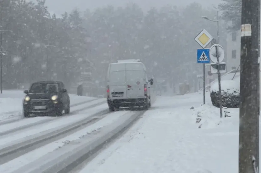 Saobraćaj na Zlatiboru i Kadinjači: Snežne padavine izazvale poprečivanje šlepera i manje nezgode 2 Saobraćaj na Zlatiboru i Kadinjači